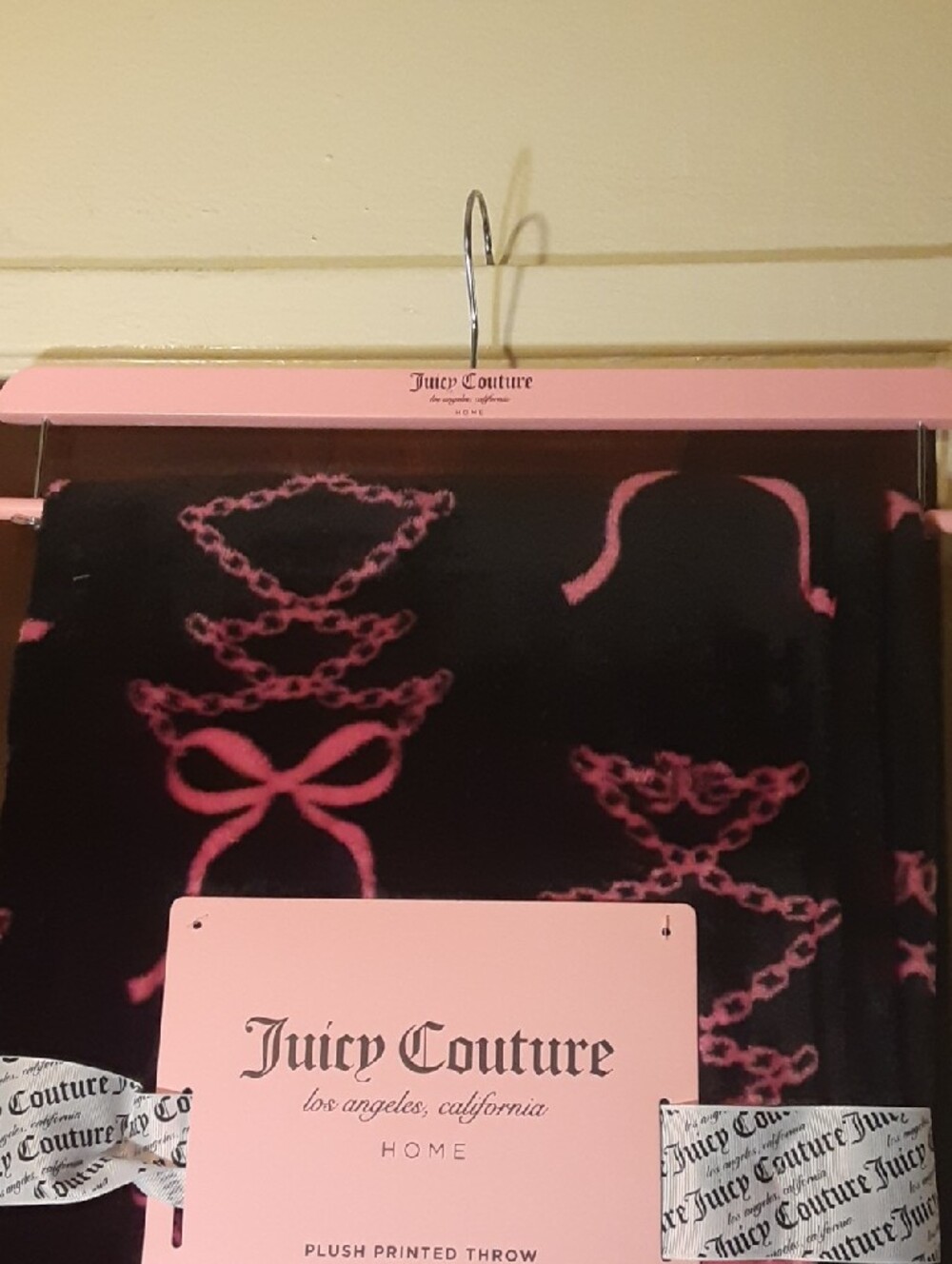 Juicy Couture Black and Pink Plush Throw with Bow & Chain Motif - Picture 3 of 5